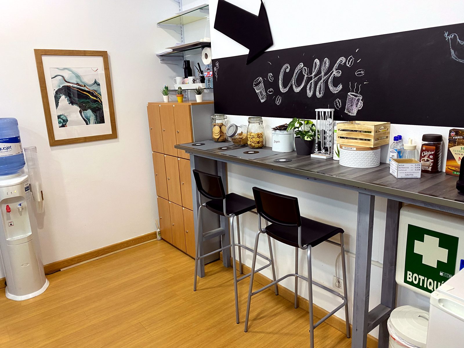 Kitchen and office area at Coworking Oleiros