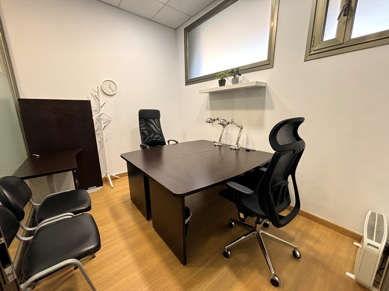 Private office with executive desk at Coworking Oleiros
