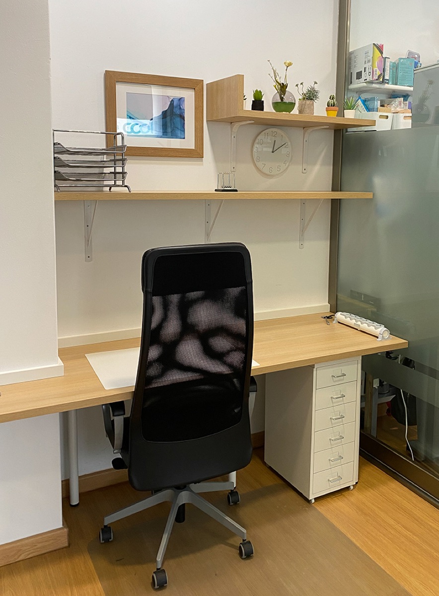 Individual office with ergonomic chair at Coworking Oleiros