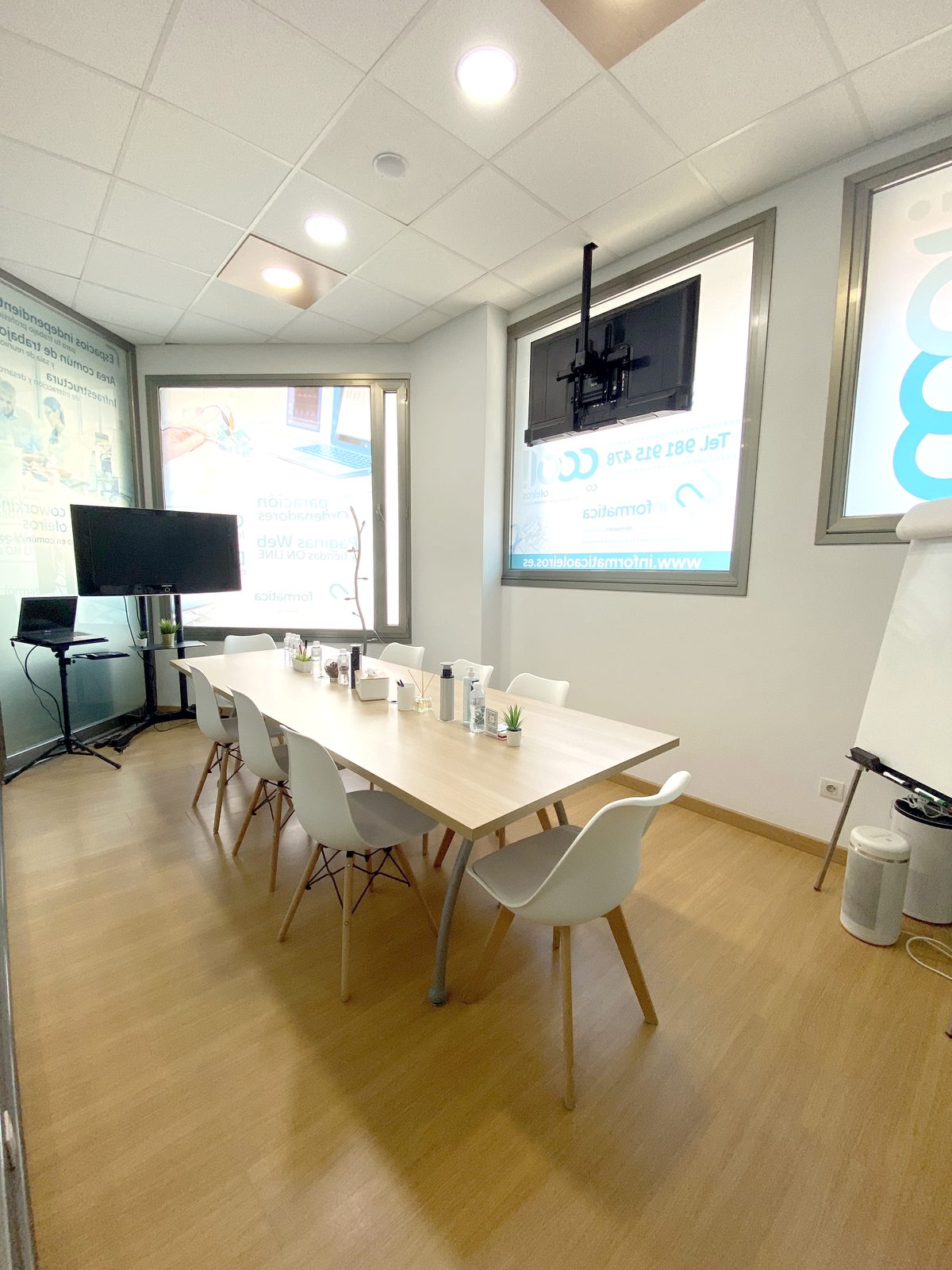 Meeting room in Coworking Oleiros for 8-10 people with table, chairs and TV screen