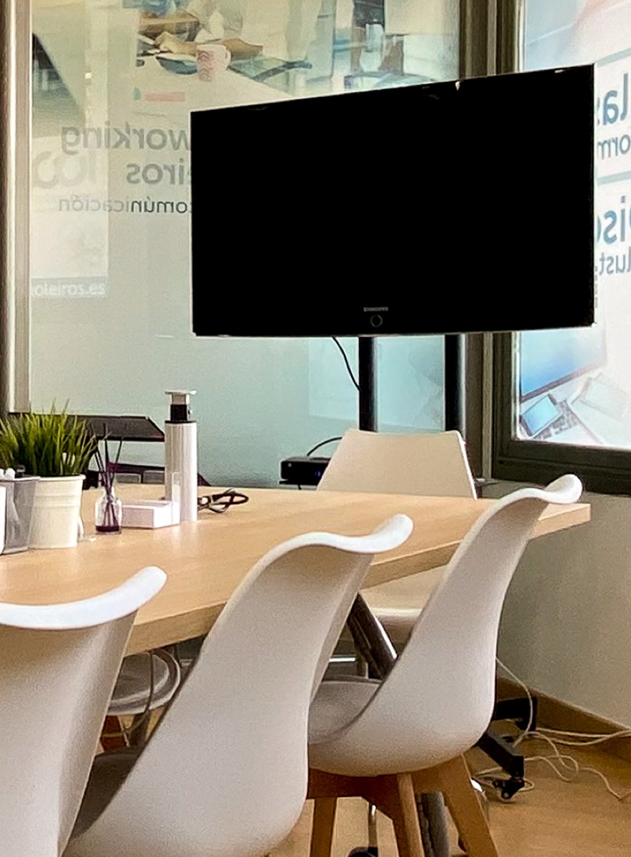 Meeting room with TV screen at Coworking Oleiros